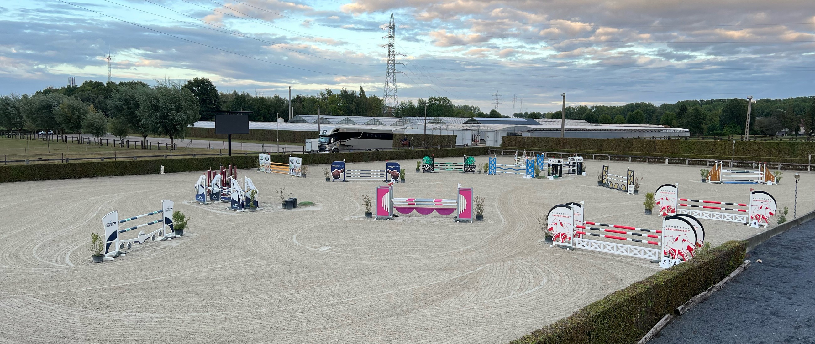 Inscriptions ouvertes ! 🐴  Les inscriptions pour notre Cycle National Jeunes Chevaux du 25 au 28 juin sont ouvertes ! ✨