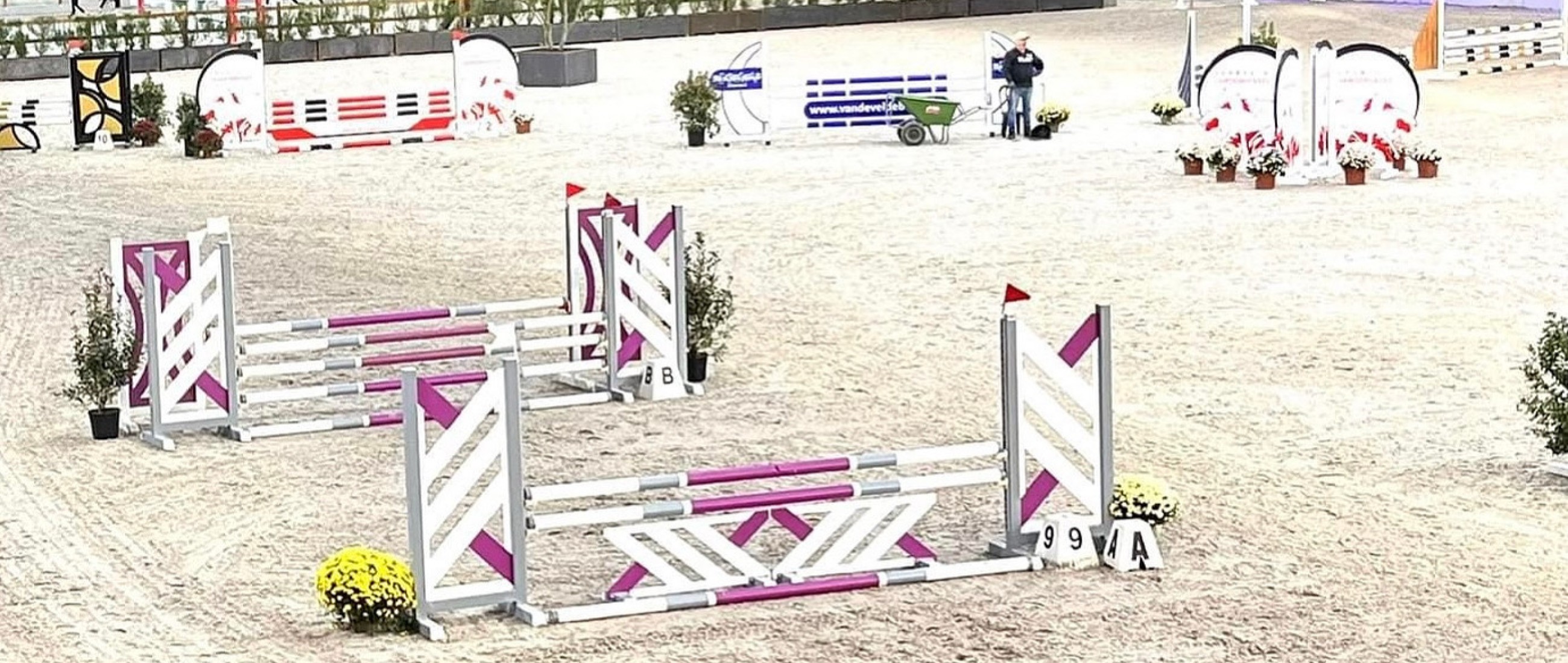 🐴 INSCHRIJVINGEN OPEN! 🐴  De inschrijvingen voor onze Indoor Training van 8 t.e.m. 11 oktober zijn geopend! 🎠